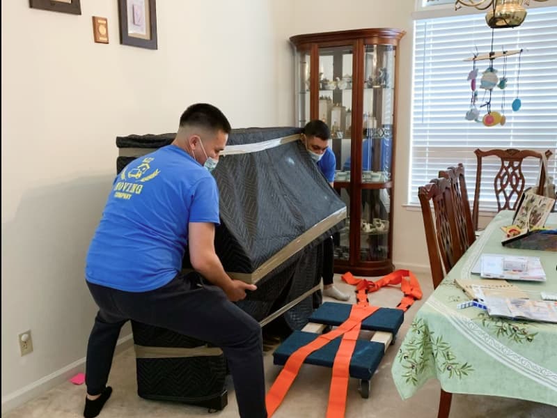 KZ2 movers lifting a piano